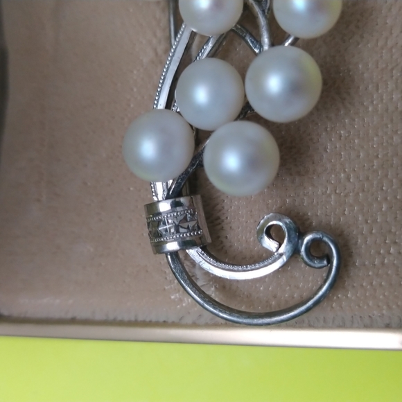 VINTAGE STERLING SILVER BROOCH WITH GENUINE FRESHWATER PEARLS - Picture 2 of 4